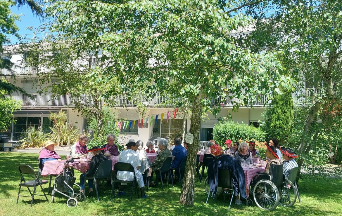 Déjeuners champêtres dans le parc en juin