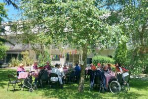 Déjeuners champêtres dans le parc en juin