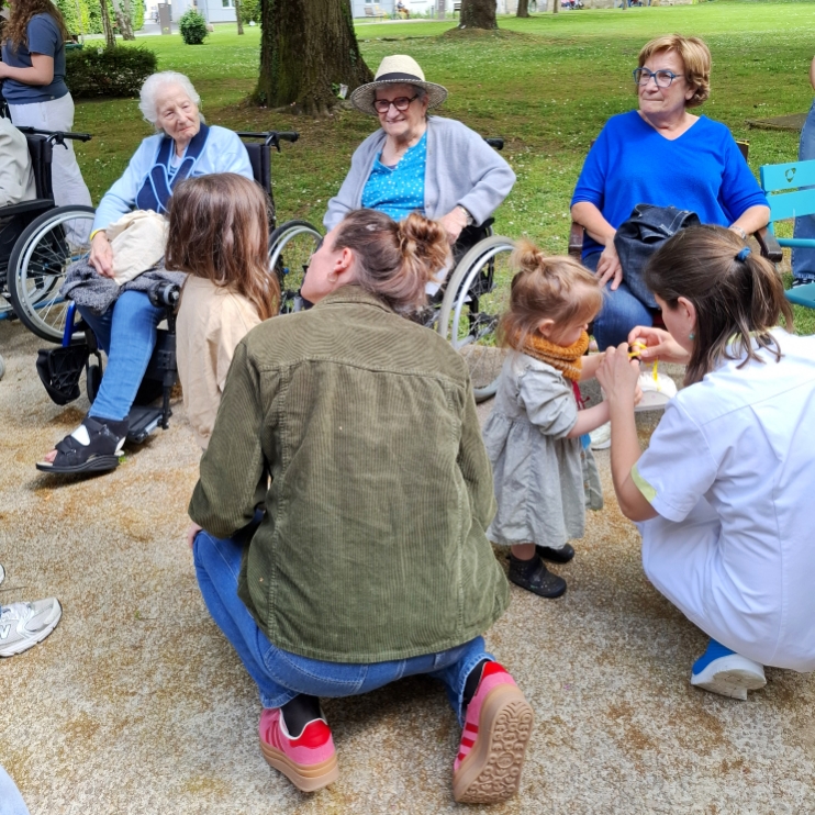 Pâques avec les familles de la crèche du Village !