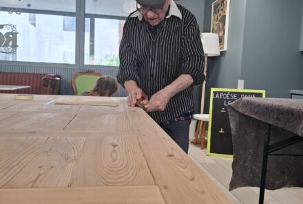 Pour notre Café-épicerie “Chez Rosa”, une nouvelle table en bois recyclé fabriquée avec les habitantes et les habitants