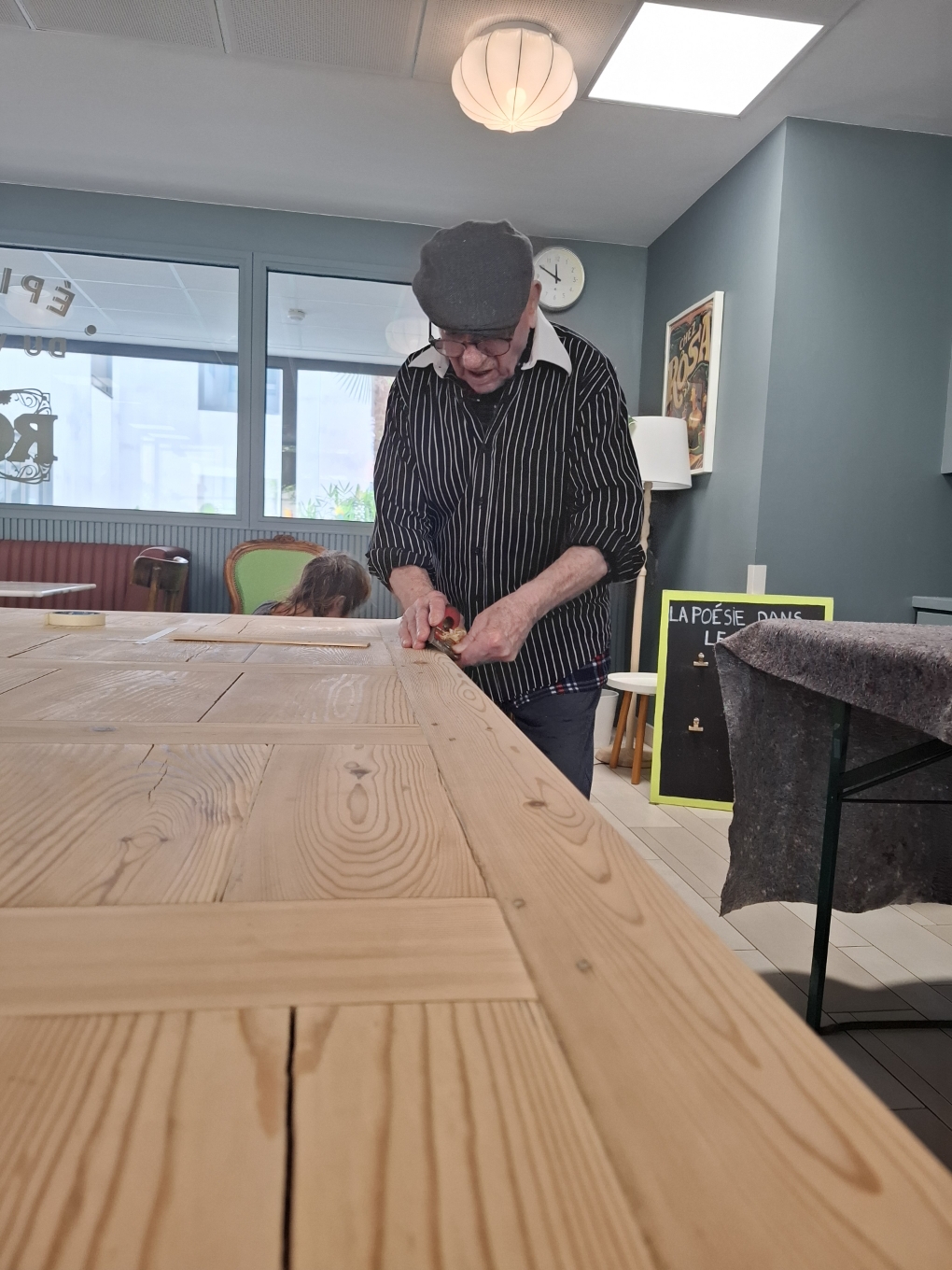 Pour notre Café-épicerie “Chez Rosa”, une nouvelle table en bois recyclé fabriquée avec les habitantes et les habitants